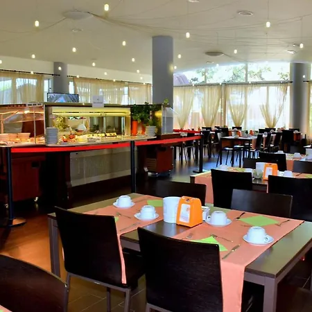 Апартаменты Comfortable Sea-front Flat